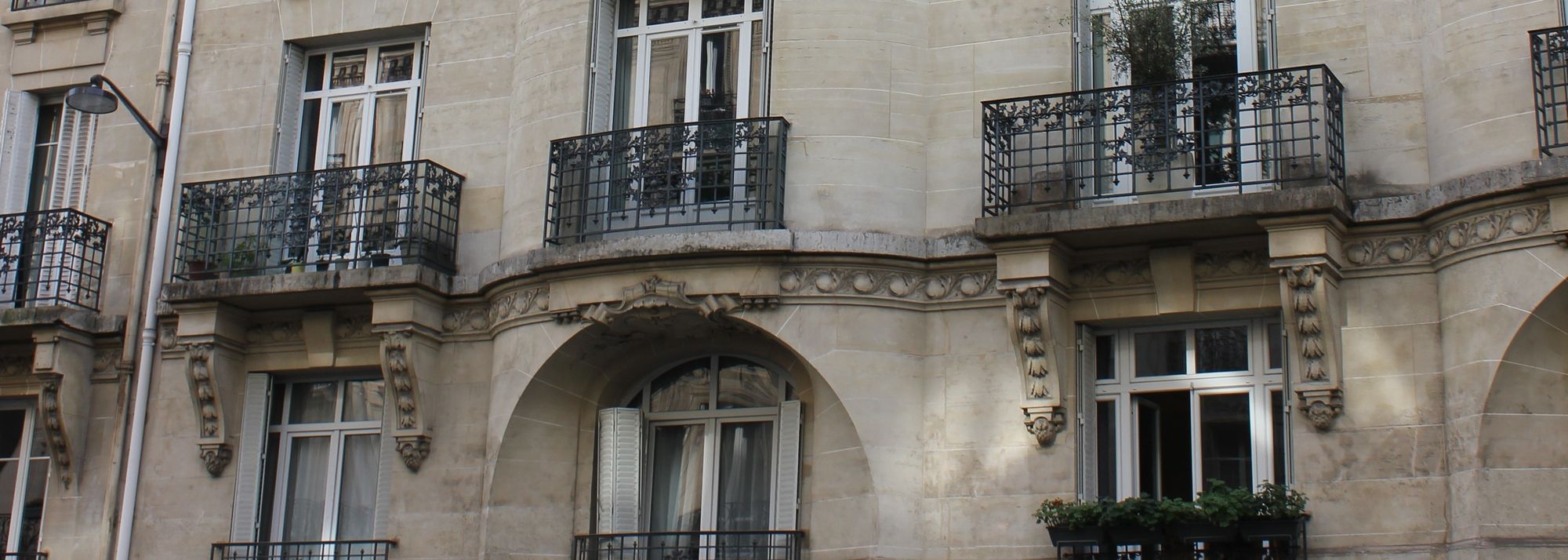 Façade de l'immeuble du 35 rue Jouffroy d'Abbans, Paris 17e, où se trouve le cabinet J35 Avocats